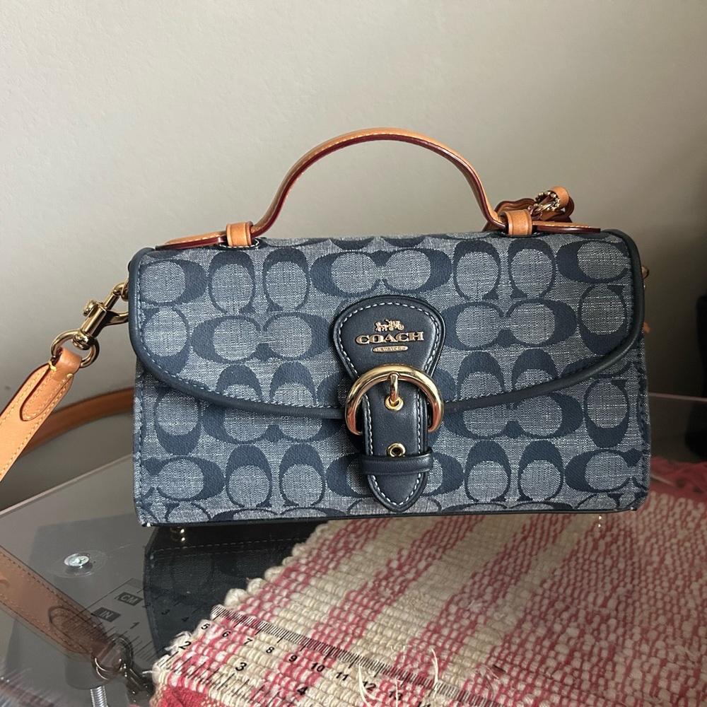 Coach Signature Chambray. Kleo
